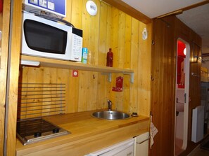 Private kitchen - Ski-in/ski-out studio for 4 at Charvet, Arc 1800 (Les Arcs 1800)