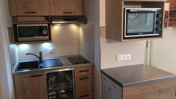 Een koelkast, een microgolfoven, een oven, een kookplaat