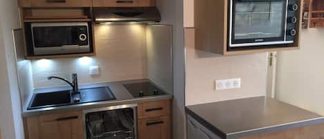 Refrigerador, microondas, horno y parrilla de estufa