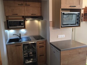 Kühlschrank, Mikrowelle, Ofen, Herdplatte