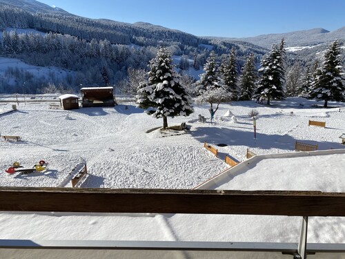 Grand et agreable studio plein sud 34 m2 au pied des pistes avec place parking