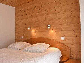 3 bedrooms - Ski-In/Ski-Out Apartment with Fireplace and Balcony in Méribel (Méribel)