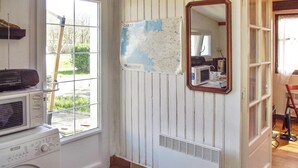 Una sala de lavandería con lavadora, secadora y un mapa en la pared.