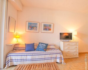 1 bedroom - Pleasant flat located in ground garden with loggia (PORT GRIMAUD)