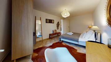 2 chambres, bureau, chambres insonorisées, fer et planche à repasser