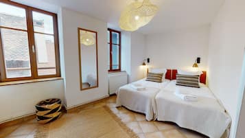 2 slaapkamers, geluiddichte muren, een strijkplank/strijkijzer