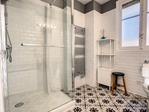 Een douche, gratis toiletartikelen, een haardroger, pantoffels