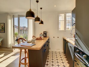 Kylskåp, ugn, diskmaskin och kaffe- och tebryggare