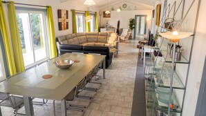 Un espace repas comprenant une table, des chaises et un canapé.