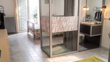 6 bedrooms, in-room safe, iron/ironing board, travel crib
