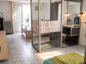 6 chambres, coffres-forts dans les chambres, fer et planche à repasser