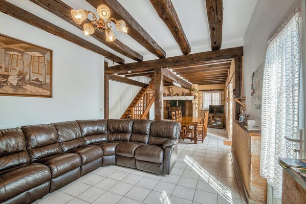 TV, fireplace - Homerez - Villa in Courrensan (Courrensan)