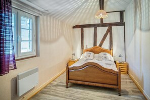 4 slaapkamers, een bureau, een strijkplank/strijkijzer, internet