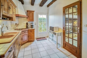 Een koelkast, een microgolfoven, een oven, een kookplaat