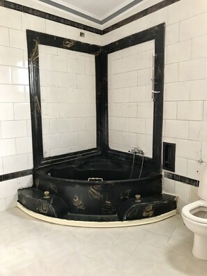 Deep soaking bathtub - Pyramids View Studios (Giza)