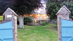 A gated entrance with a stone wall and a blue gate. - Ground floor apartment with terraces, WIFI, parking, and pets allowed (Barneville-Carteret)