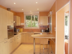 Fridge, microwave, dishwasher, freezer - Ground floor apartment with terraces, WIFI, parking, and pets allowed (Barneville-Carteret)