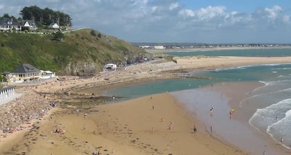 Appartement rez-de-jardin avec terrasses, WIFI, parking et animaux acceptés