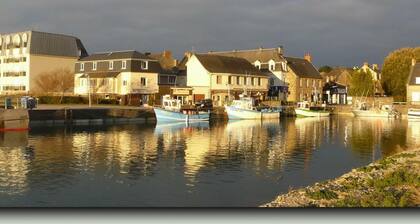 Appartement rez-de-jardin avec terrasses, WIFI, parking et animaux acceptés