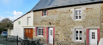 Country house with WIFI, pets allowed, private garden near Sourdeval-les-Bois