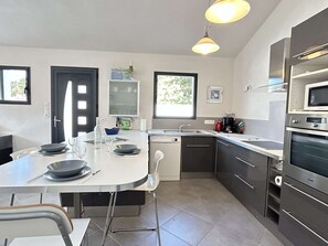 Fridge, microwave, oven, stovetop - Charming 2-Bed House, Sleep 5, Near Beach with Garden & BBQ (La Guérinière)