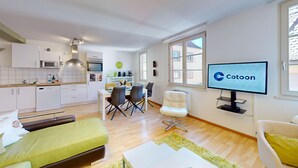 Een modern appartement met keuken, eetruimte en woonkamer.