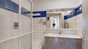 Bathtub, hair dryer, towels, soap - dollfus 80m2 city center 2br (Colmar)