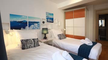 2 habitaciones, escritorio y tabla de planchar con plancha