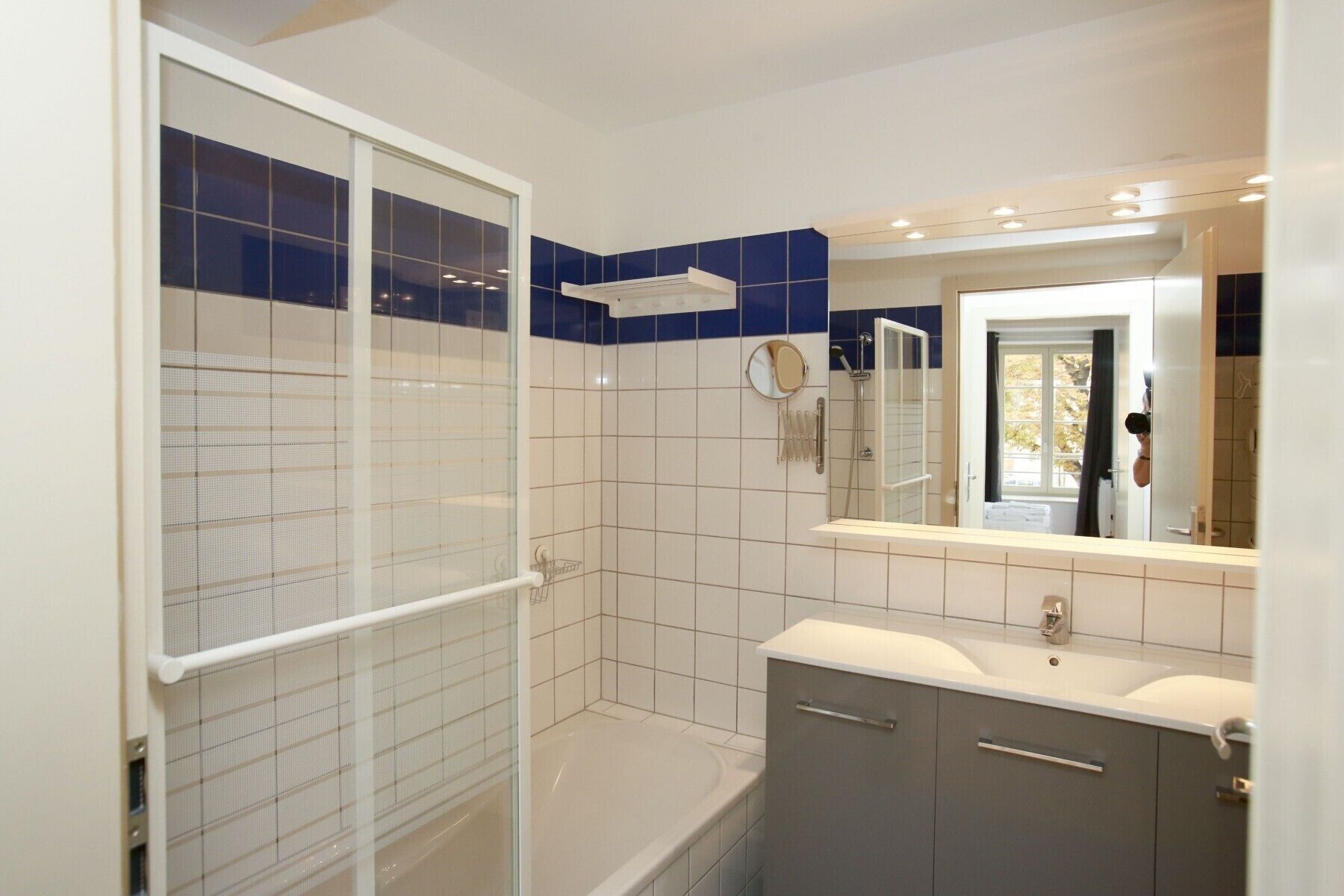 Badewanne, Haartrockner, Handtücher, Seife