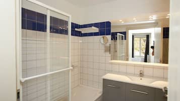 Tina, secadora de cabello, toallas, jabón