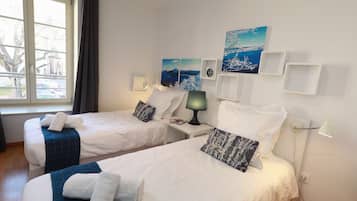 2 habitaciones, escritorio y tabla de planchar con plancha