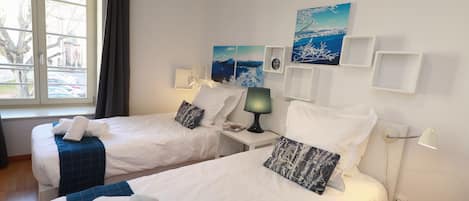 2 間睡房、書桌、熨斗/熨衫板、可攜式嬰兒床