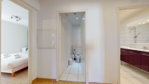 Bañera, secador de pelo, toallas y jabón