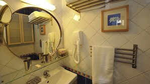 A bathroom with a sink, mirror, towel rack, and a framed picture on the wall. - A1DG Home Sweet home (París)