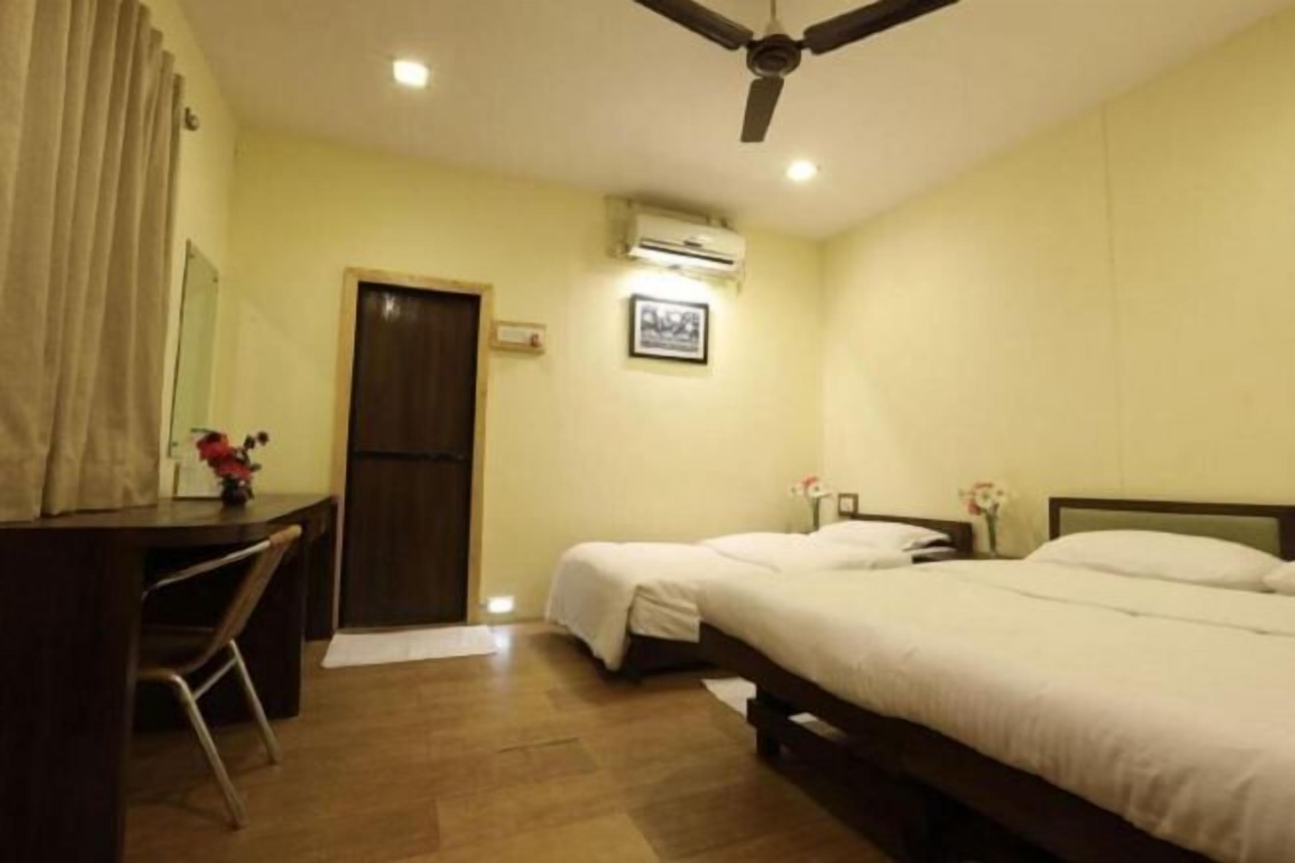 Een bureau, extra bedden (toeslag), beddengoed