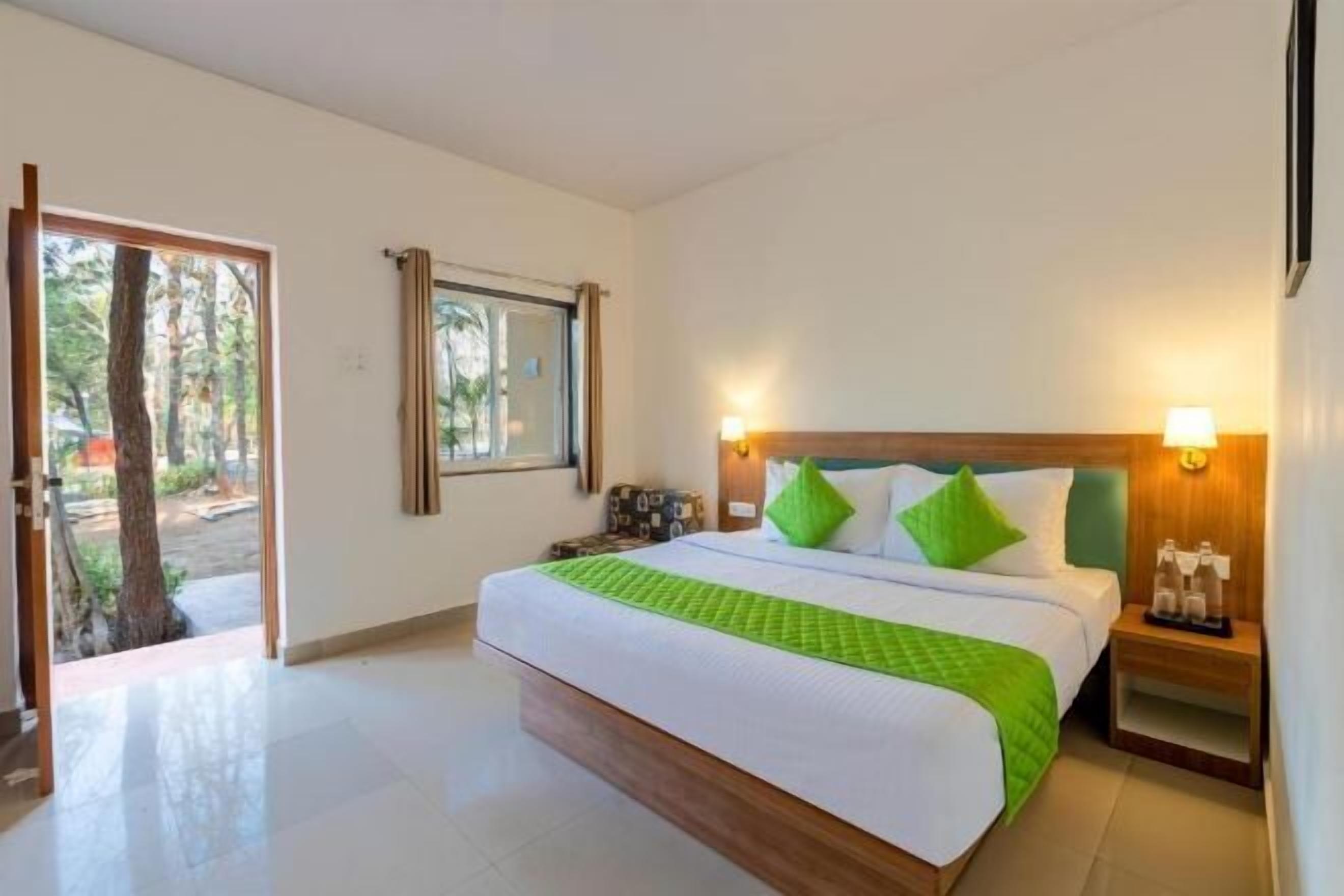 Desk, rollaway beds, bed sheets