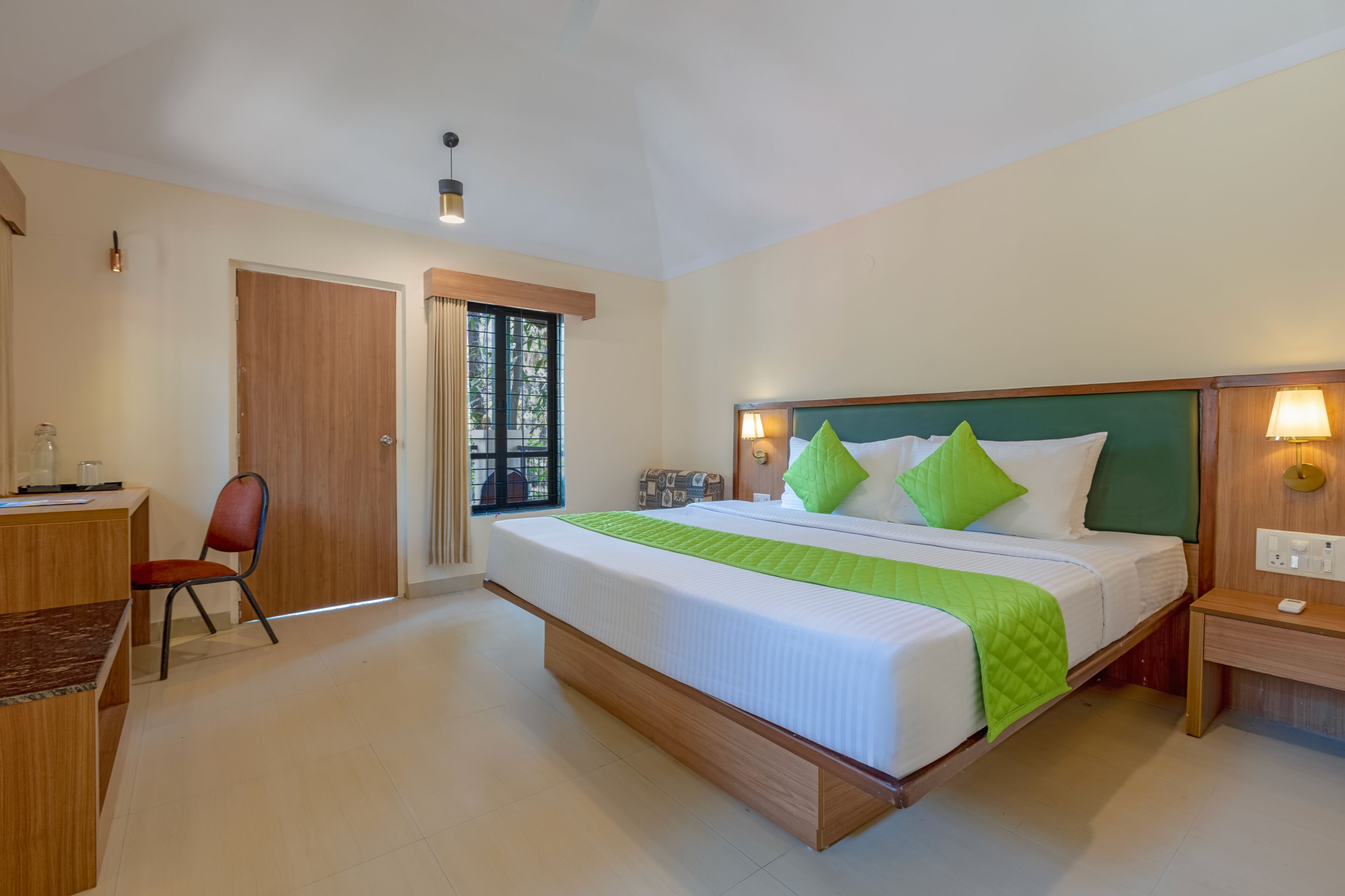 Kamar | Meja kerja, tempat tidur lipat/tambahan, dan seprai linen