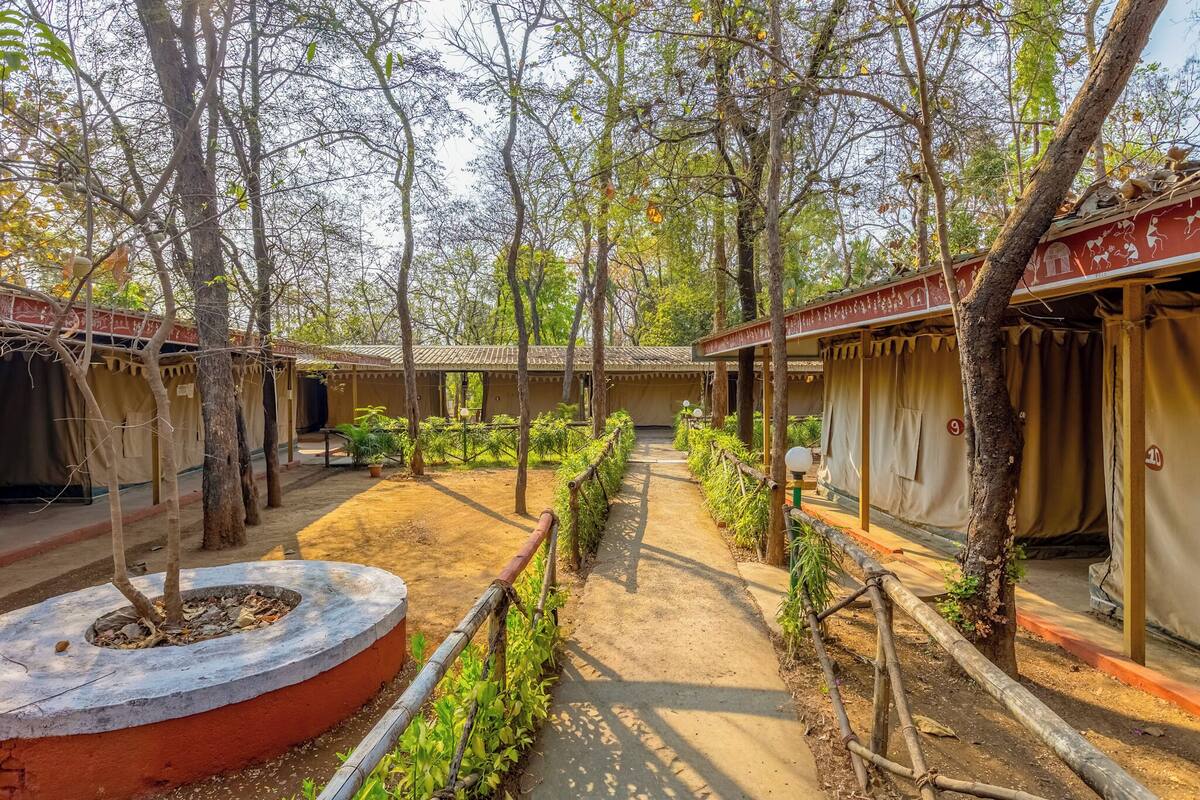 Dormitório compartilhado econômico, vista para o jardim | Escrivaninha, roupa de cama