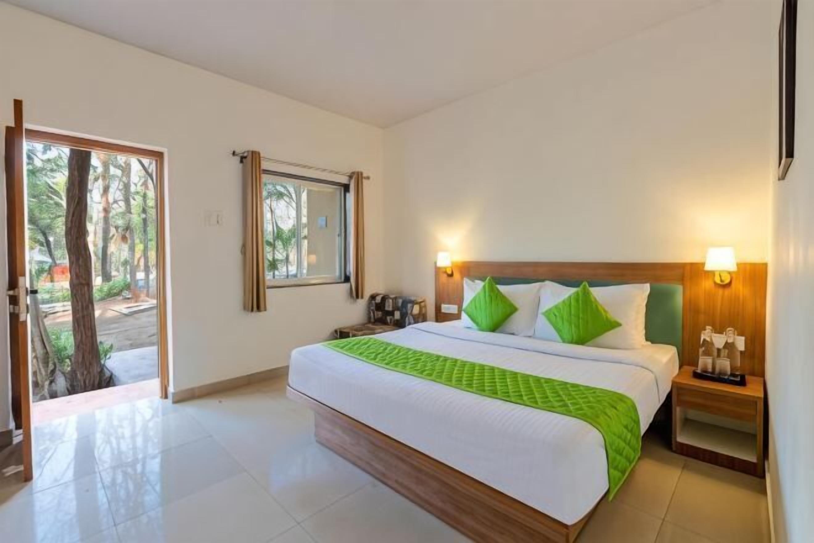 Desk, rollaway beds, bed sheets