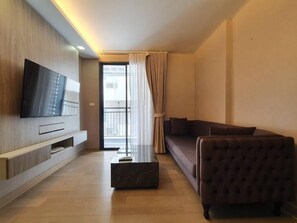 1 Bedroom Apartment  | บริเวณนั่งเล่น | ทีวีจอแบน