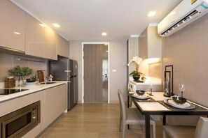 1 Bedroom Apartment  | ตู้นิรภัยในห้องพัก, ตกแต่งพิเศษโดยเฉพาะ, โต๊ะทำงาน, ผ้าม่านกันแสง