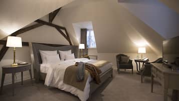 Une chambre à coucher avec un grand lit, deux tables de chevet, une chaise, un bureau et un miroir.