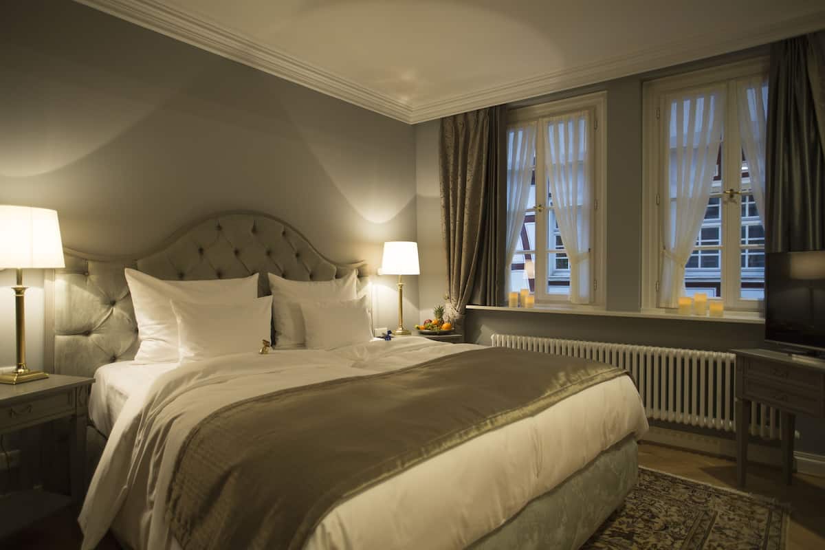 1 Schlafzimmer, Zimmersafe, individuell dekoriert, Schreibtisch