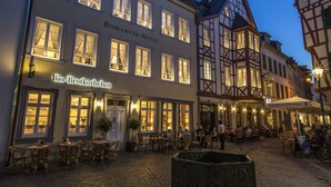 Een historisch pand met een bord waarop staat: Romantik-Hotel Bio-Brotkörbchen.
