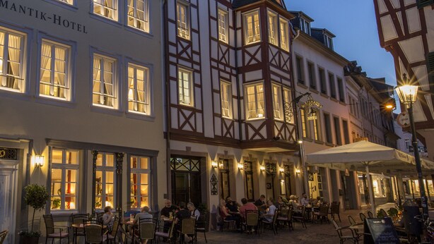 Een klassiek Europees gebouw met een bord waarop 'MANTIK-HOTEL' staat.