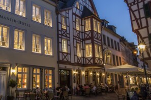 A traditional European building with a sign reading "MANTIK-HOTEL." - Romantik Hotel zur Glocke (Trier)