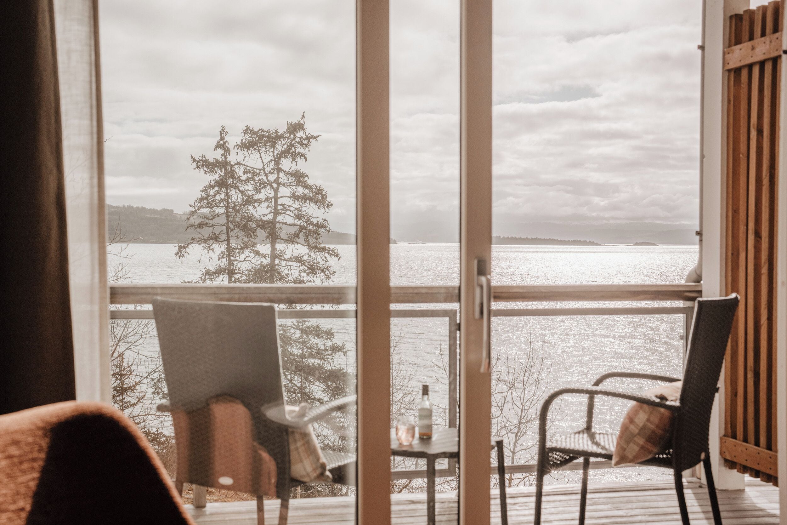 Schreibtisch, Verdunkelungsvorhänge, Bügeleisen/Bügelbrett