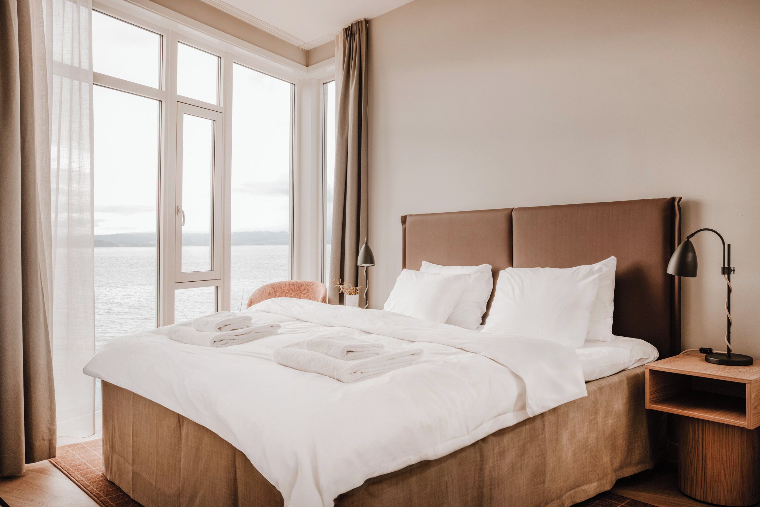 Suite, balkon, uitzicht op zee (Oceanfront) | Een bureau, verduisterende gordijnen, een strijkplank/strijkijzer