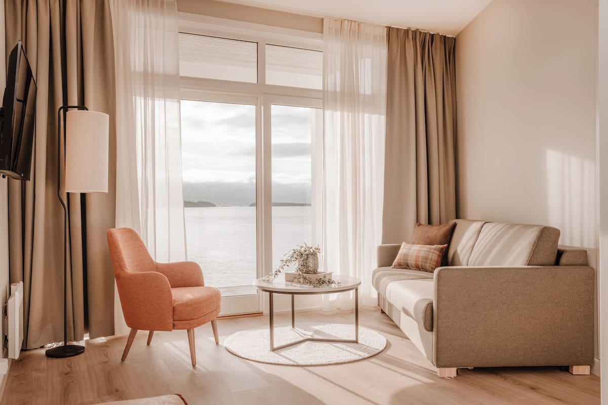 Suite, balkon, uitzicht op zee (Oceanfront) | 1 slaapkamer, een bureau, verduisterende gordijnen