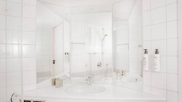 Toalettartikler (inkludert), hårføner og håndklær